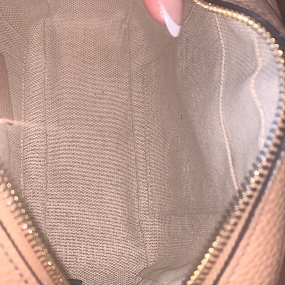 ✨HOST PICK✨GUCCI Soho disco camera bag in rose beige with strap bag 1️⃣4️⃣8️⃣0️⃣ - Picture 12 of 17